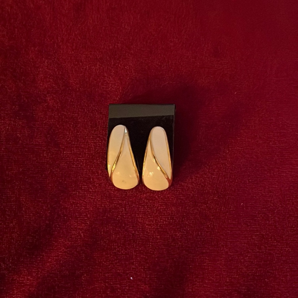 2/15 Vintage earrings cream